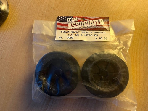 Team Associated Part #8888 Foam Front Tires & Wheels for DS & Nitro DS
